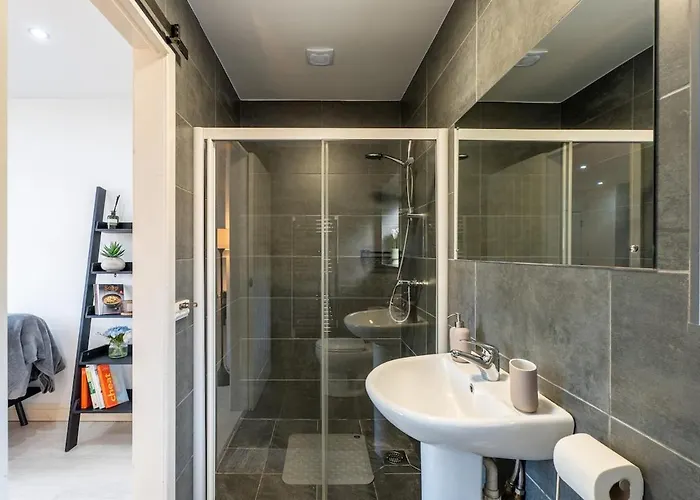 Spacious 3br House - Free Parking - Sleeps 8 Apartman