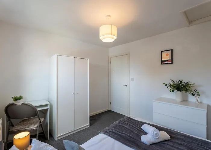 Spacious 3br House - Free Parking - Sleeps 8 Apartman Leeds