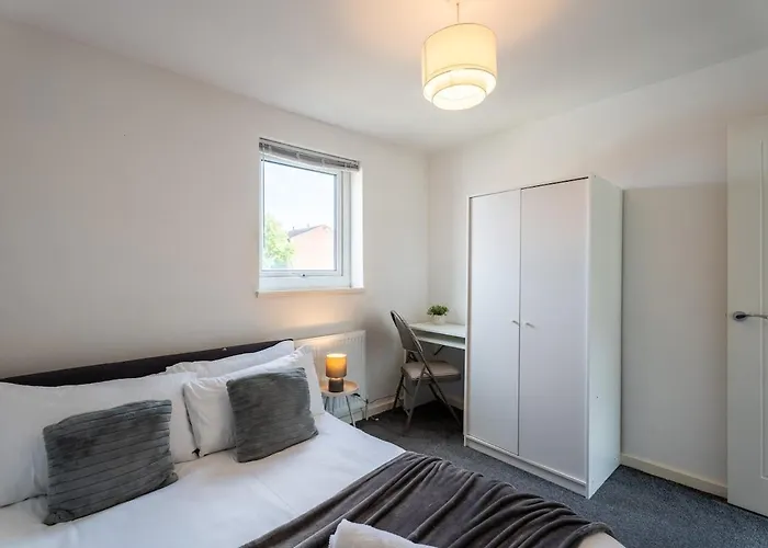 Spacious 3br House - Free Parking - Sleeps 8 Apartman