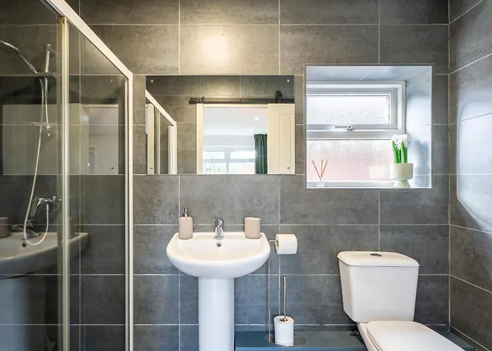 Spacious 3br House - Free Parking - Sleeps 8 *