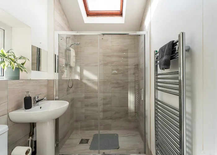 Spacious 3br House - Free Parking - Sleeps 8 *