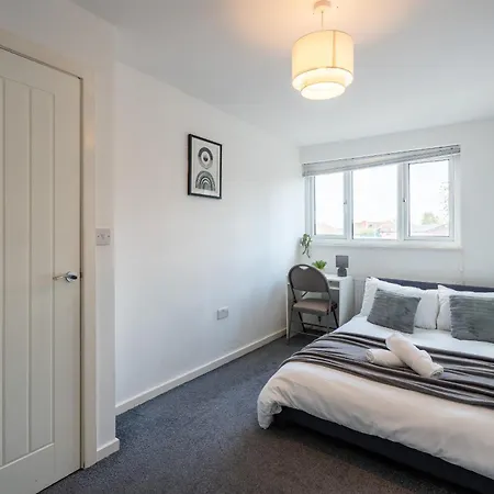 Spacious 3br House - Free Parking - Sleeps 8 * Leeds (West Yorkshire)