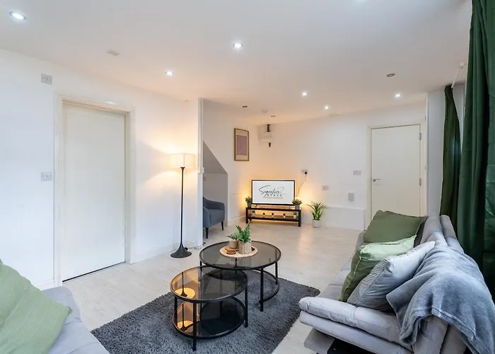 Apartment Spacious 3br House - Free Parking - Sleeps 8 *