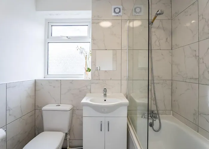 Apartment Spacious 3br House - Free Parking - Sleeps 8