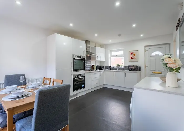 Spacious 3br House - Free Parking - Sleeps 8 Apartment *