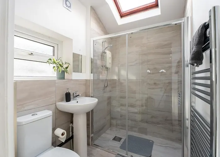 Spacious 3br House - Free Parking - Sleeps 8 Apartment