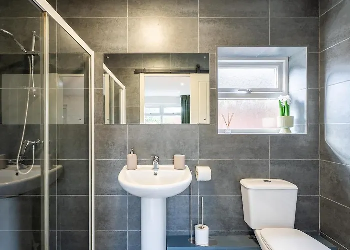 Spacious 3br House - Free Parking - Sleeps 8 Leeds (West Yorkshire)